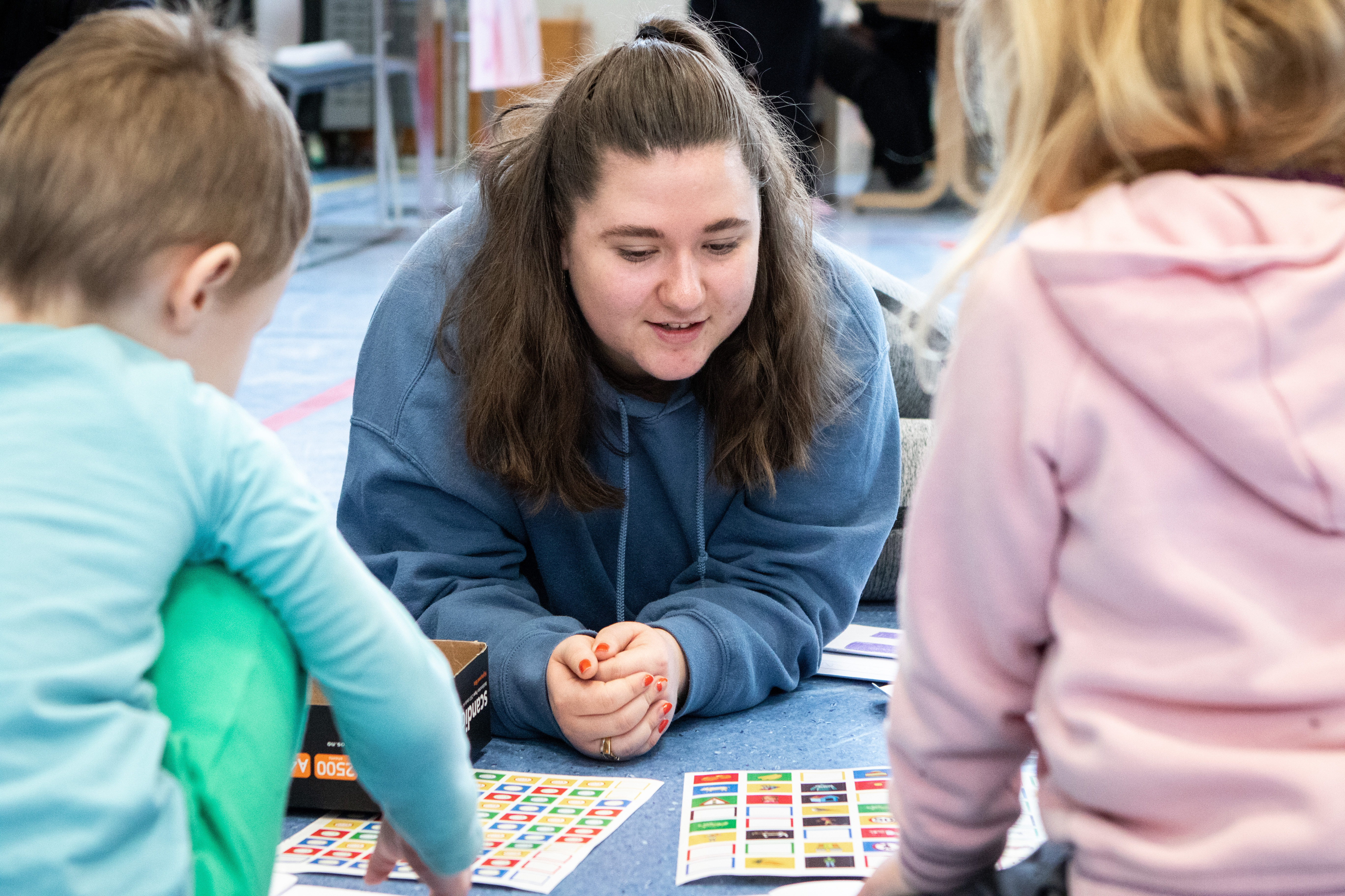 Barnehagelærarstudentane har bokstavleikar med barnehagebarn