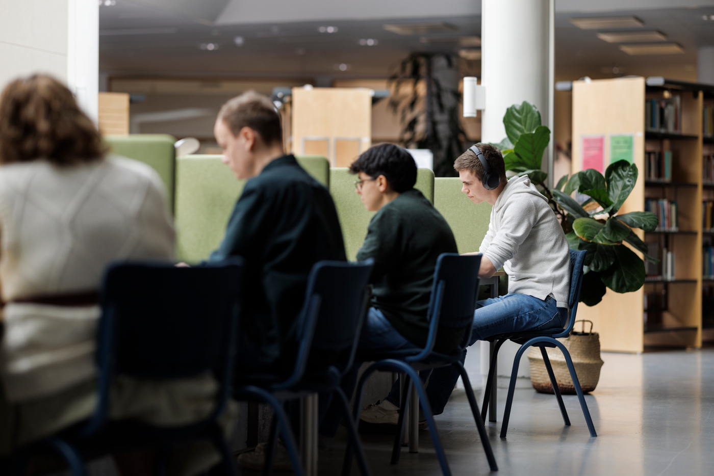 Studenter på arbeidsplasser i biblioteket