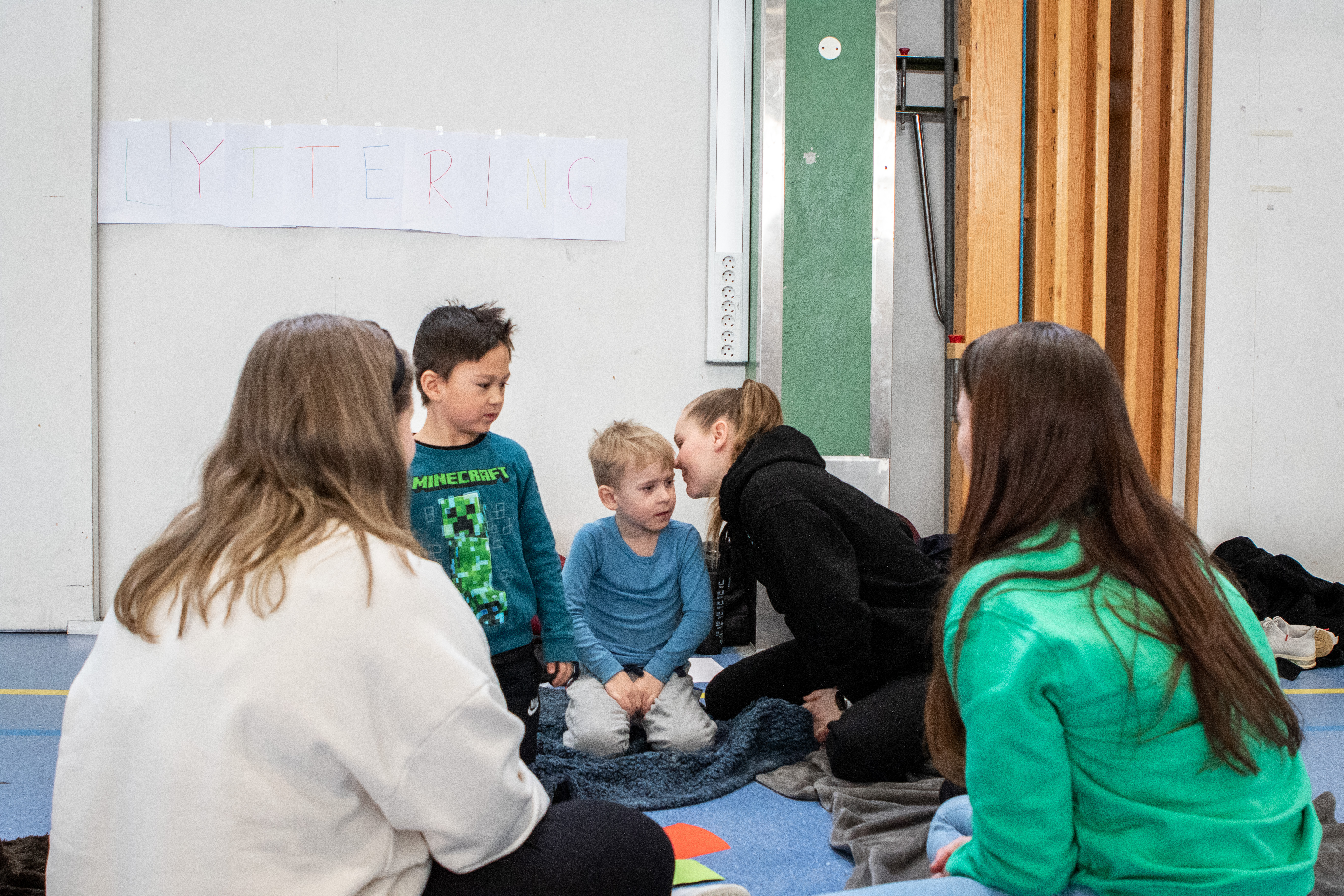 Barnehagelærarstudentane har bokstavleikar med barnehagebarn