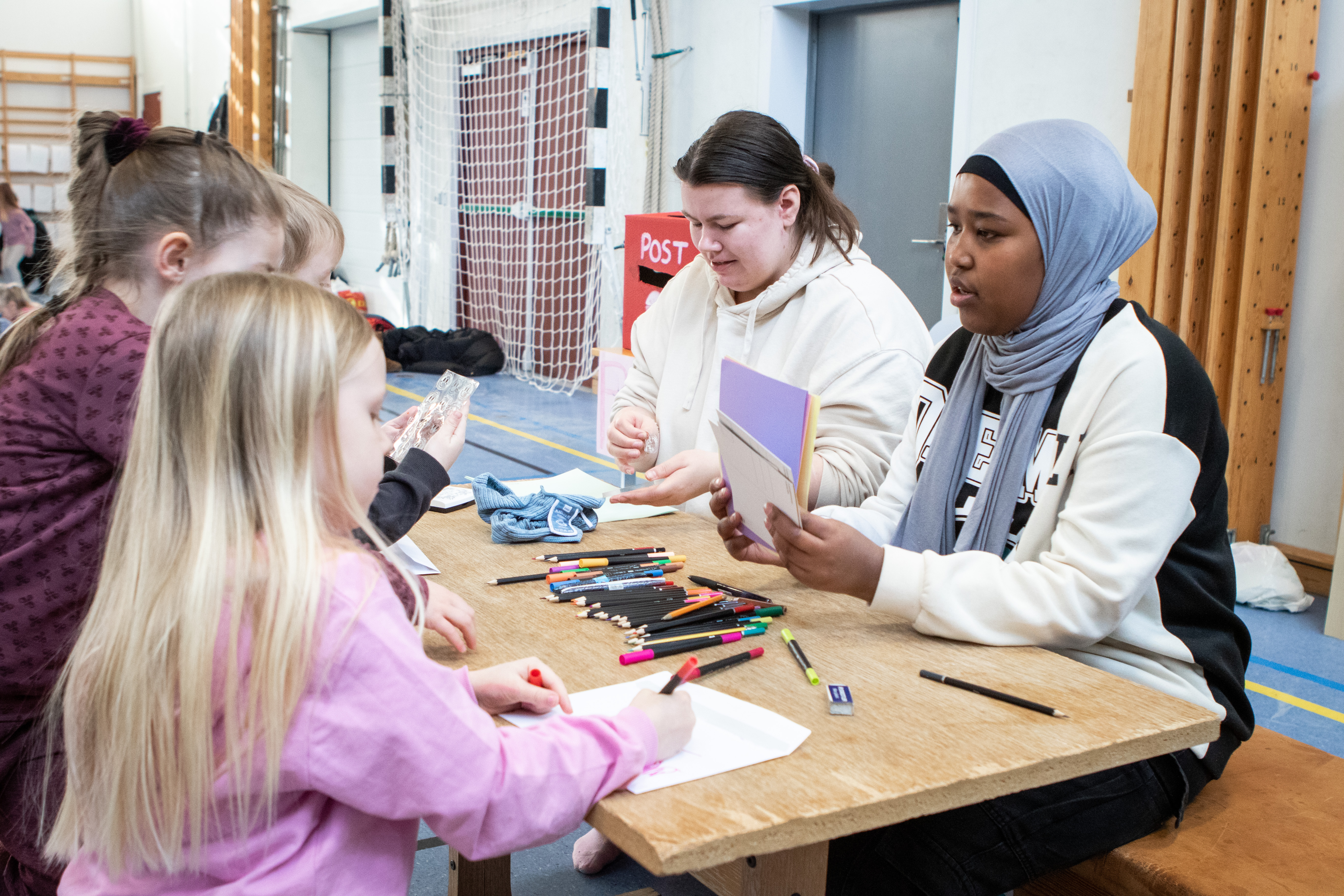 Barnehagelærarstudentane har bokstavleikar med barnehagebarn