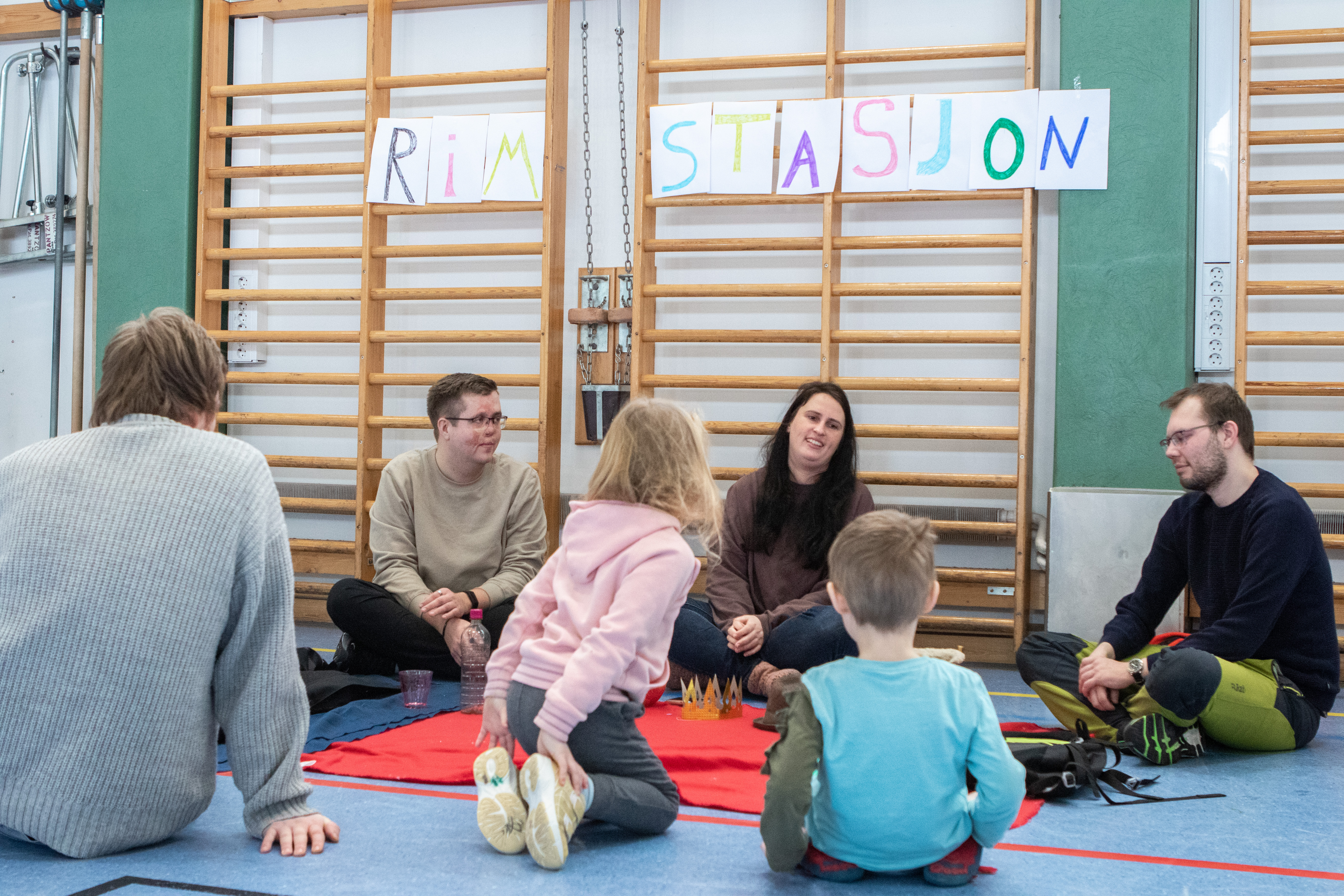 Barnehagelærarstudentane har bokstavleikar med barnehagebarn