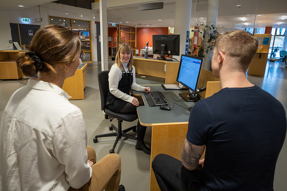 Biblioteket- studentar får hjelp