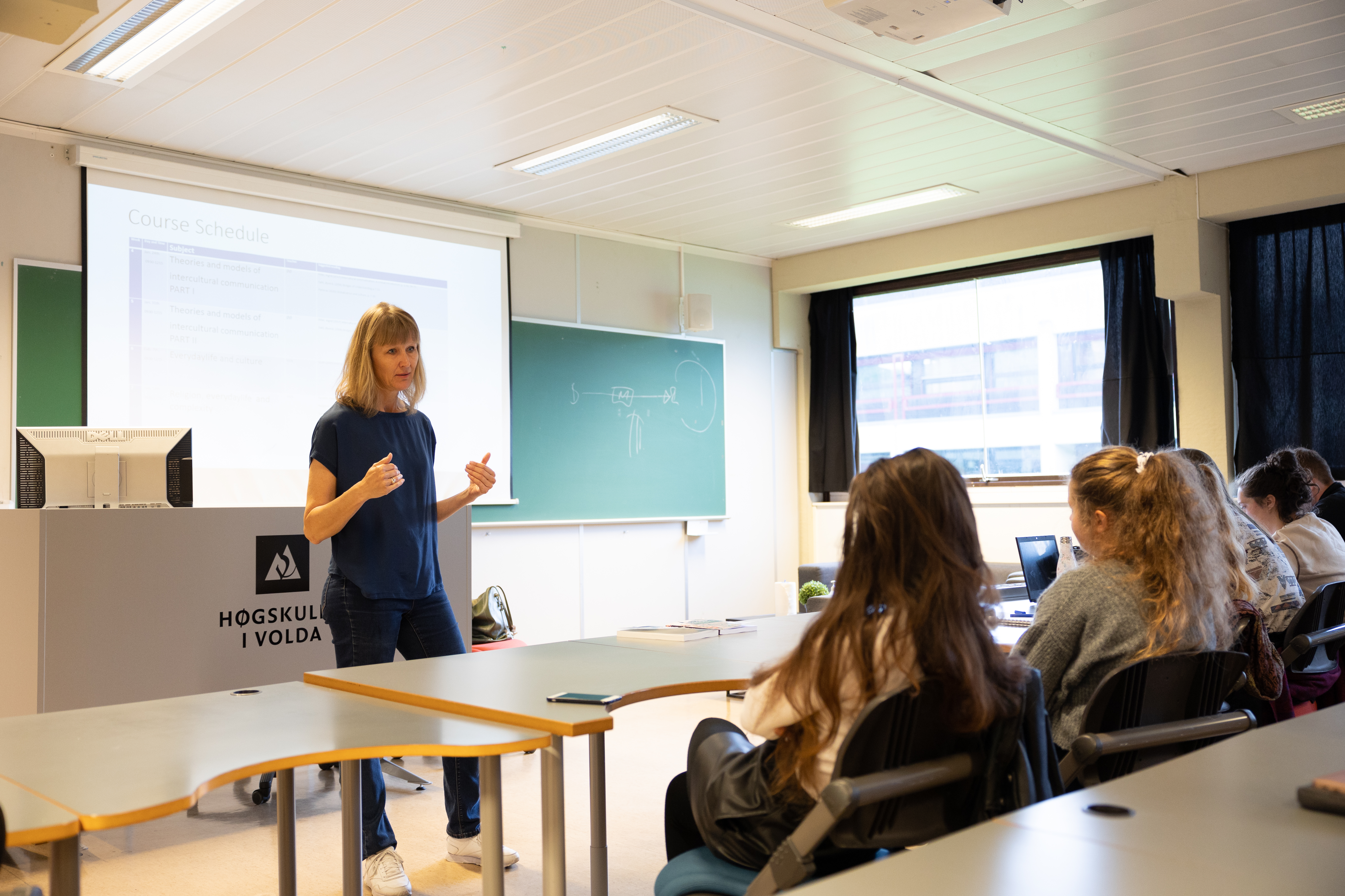 Hildegunn Valen Kleive underviser i Religion, kultur og samfunn ved Høgskulen i Volda. Foto: Karl August Swanstrøm/HVO.