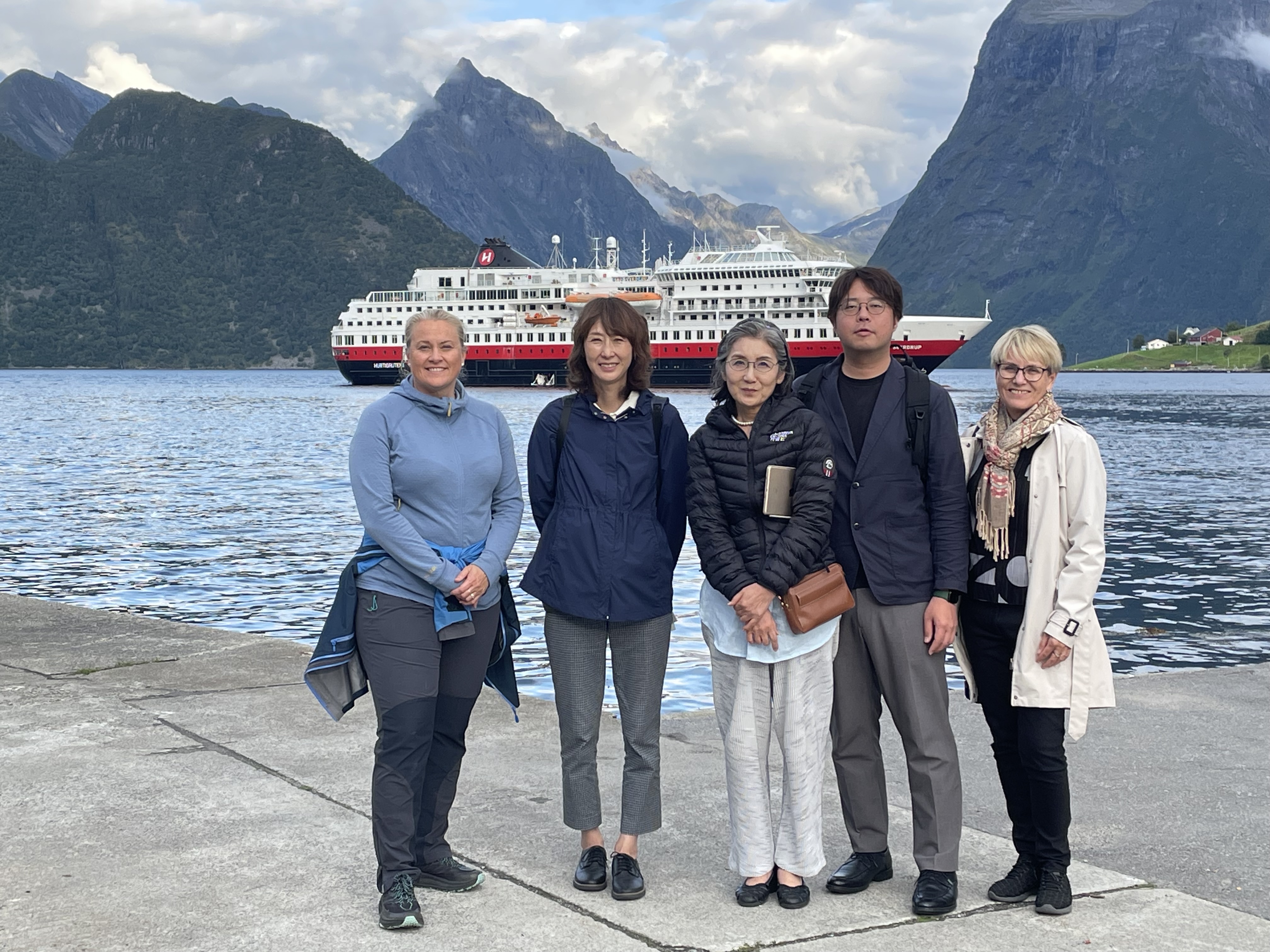 Gjestene frå Japan blei imponerte over den flotte naturen ved Hjørundfjorden i godvêret.