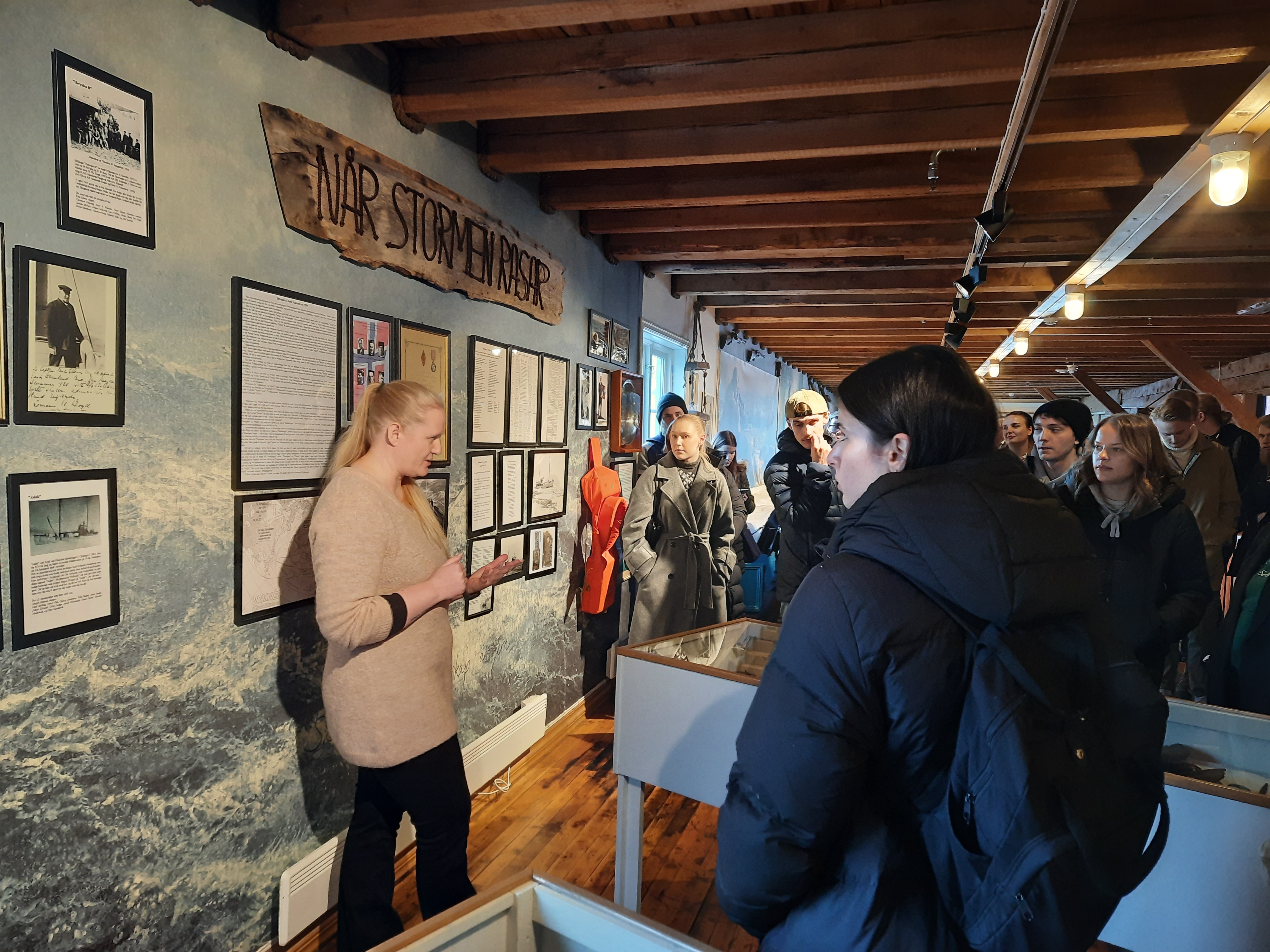 HVO-studentane på omvising hos Ishavsmuseet i Hareid kommune.