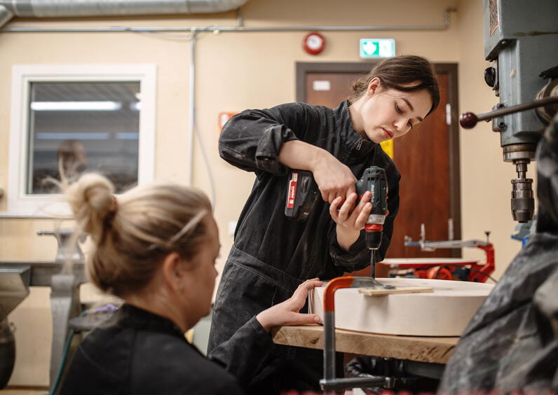 Student ved kunst og handverk